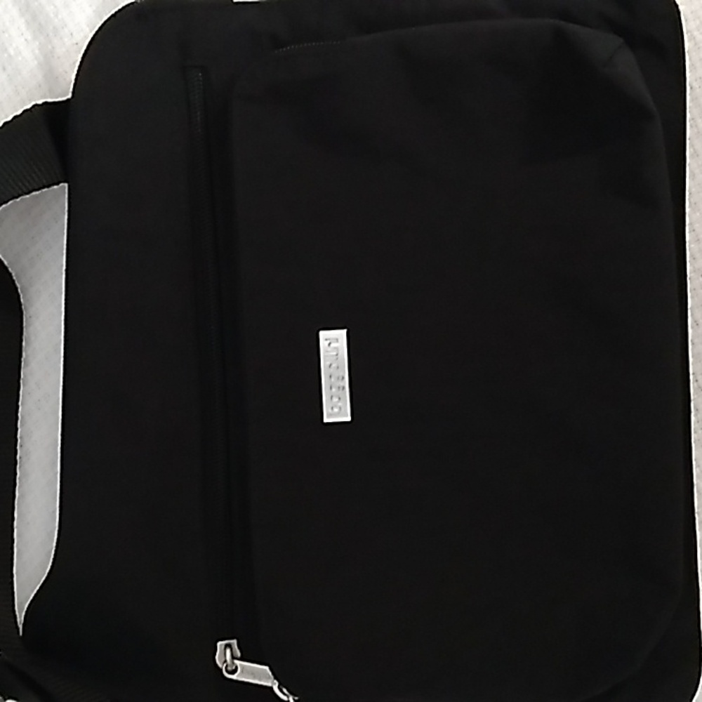Nwot Baggallini crossbody/sling bag - Picture 2 of 6